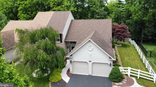 2001 Rolling Meadow Dr, Macungie, PA 18062-8871