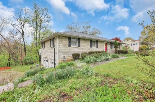 2051 Dunzweiler Dr, Zanesville, OH 43701-7926