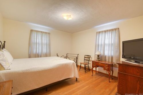 32 Maple View Dr, Waterbury CT  06716-1643 exterior