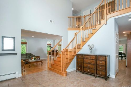 21 Charnwood Dr, Airmont, NY 10901-3509