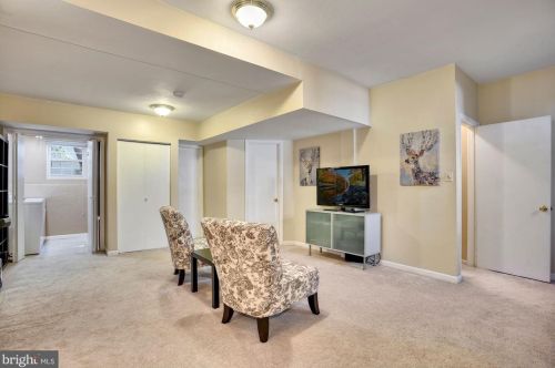 2376 Hunters Square Ct, Herndon VA  20191-2818 exterior