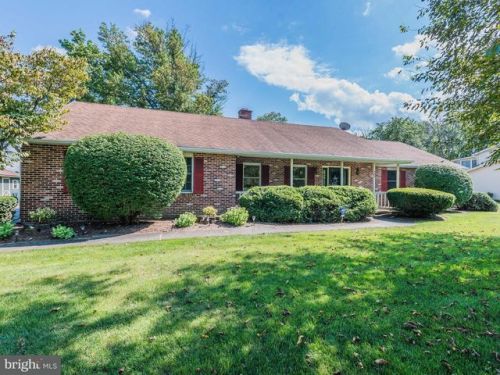 107 Country Club Rd, Carlisle, PA 17015-8881