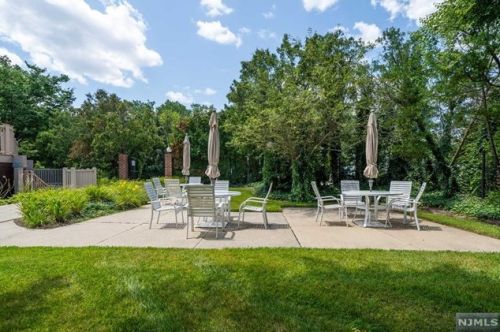 9 Lawrence Ct, Teaneck NJ  07666-6489 exterior