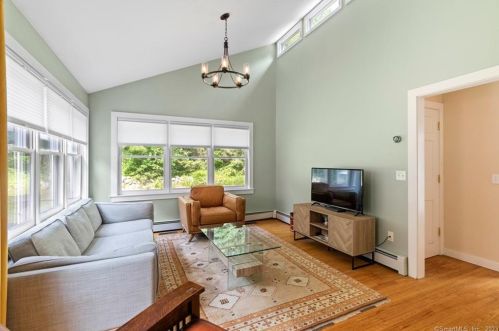 99 Book Hill Rd, Essex CT  06426-1322 exterior