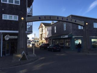 869 Bch Dr, Newport OR  97365-3561 exterior