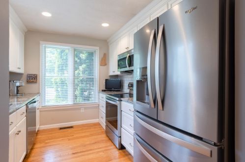 37 Hawthorne Village Rd, Nashua NH  03062-2268 exterior