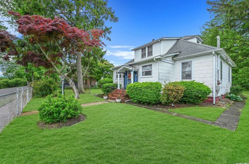 327 Manhasset St, Islip Terrace, NY 11752-2520