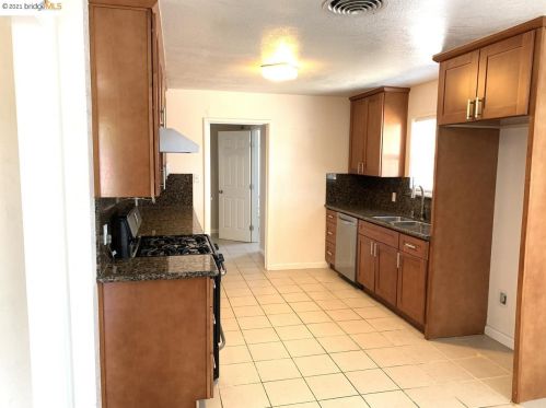 202 Dimaggio Ave, West Pittsburg, CA 94565-3706
