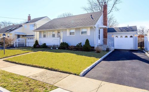225 Hampton Rd, North Lindenhurst, NY 11757-6724