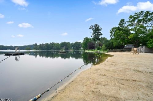 27 Shawnee Trl, Sparta NJ  07871-1515 exterior