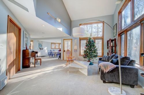139 Wyneding Hill Rd, Manchester, CT 06040-6608
