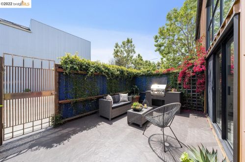 2858 Helen St, Oakland CA  94608-4028 exterior