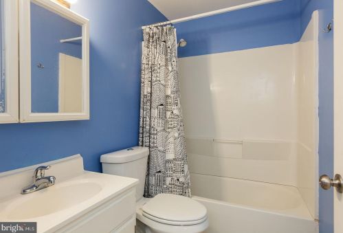 327 Ashford Dr, Lancaster PA 17601-3535 exterior