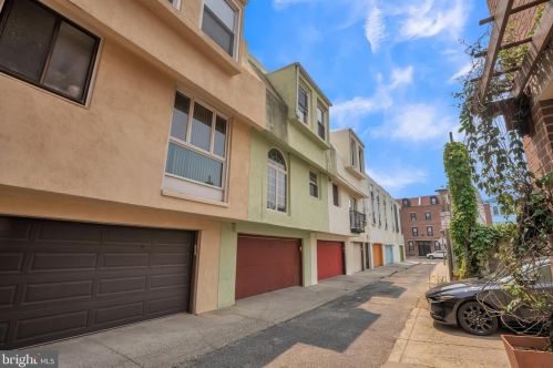 812 Lombard St, Philadelphia, PA 19147-1308