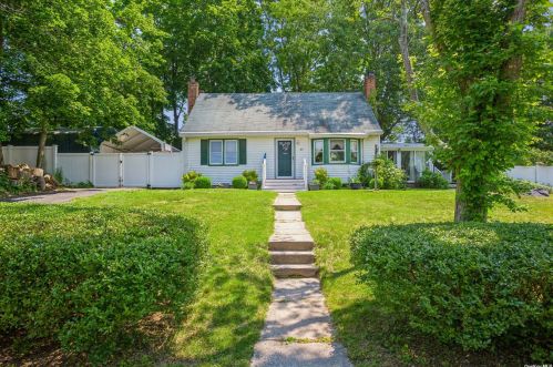 21 Cedar Ave, Scotts Beach, NY 11789-2537