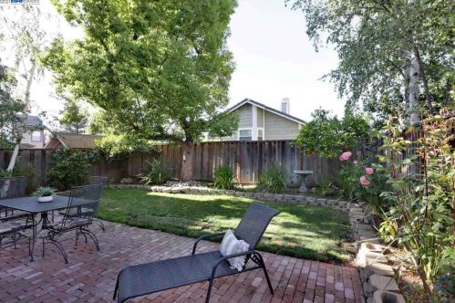 2849 Whitney Dr, Pleasanton CA  94566-8723 exterior