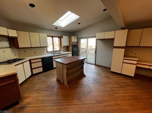 26 Robinson Dr, West Paterson NJ  07424-2929 exterior