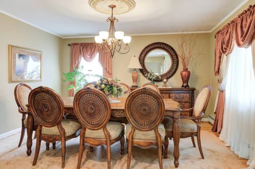 18 Reed Ln, Westbury NY  11590-1943 exterior