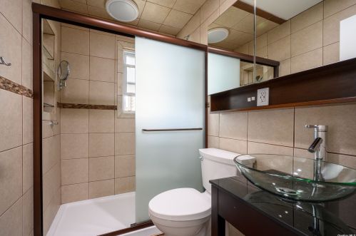 212 5 St, North Lindenhurst NY 11757-4628 exterior