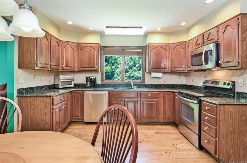 11 Greenhaven Rd, Tompkins Corners NY  10579-3303 exterior