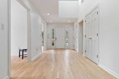 30 Westwood Dr, Waterford, CT 06385-3824