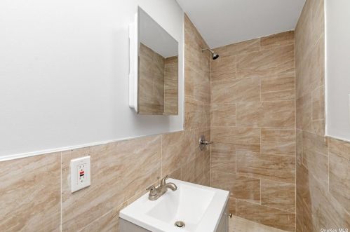 545 Queen St, Westbury NY  11590-1399 exterior