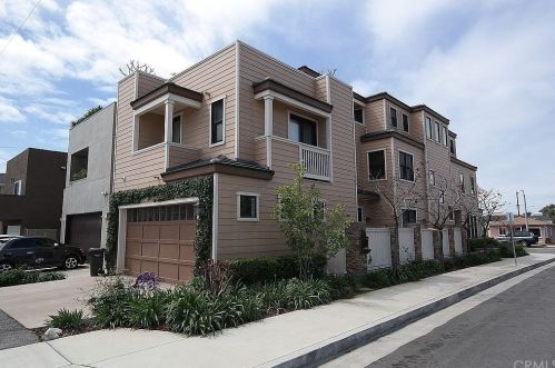 720 Huntington St, Huntington Beach, CA 92648-4754