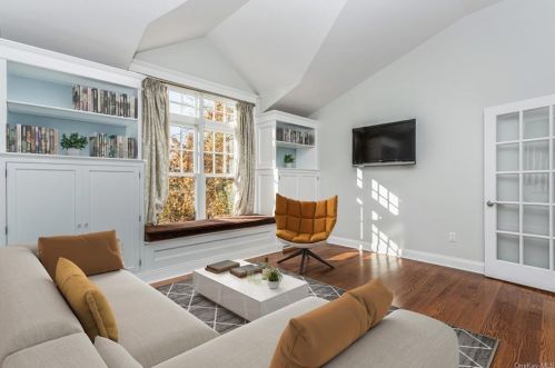 215 Locust Rd, Pleasantville NY  10570-3723 exterior
