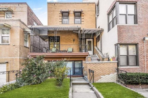 832 Pelham Pkwy, Bronx, NY 10462-1139