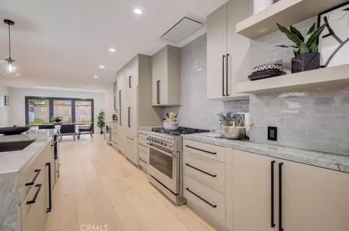 16627 Gilmore St, Van Nuys CA  91406-5610 exterior