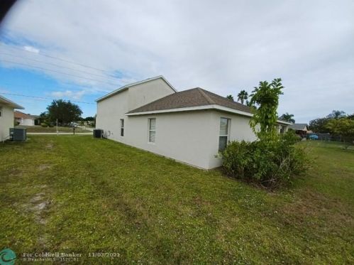 298 Carter Ave, Fort Pierce FL 34983-3006 exterior