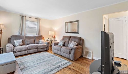 698 Briarcliff Ave, Maywood, NJ 07607-1441
