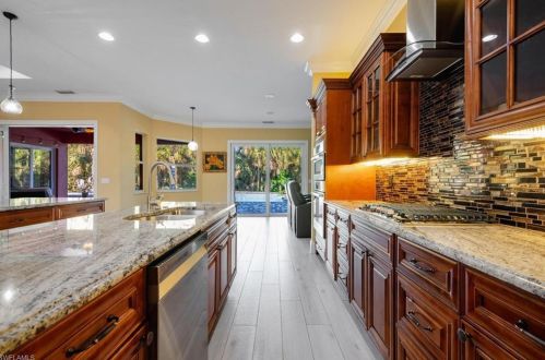 670 1 St, Naples FL 34117-5106 exterior