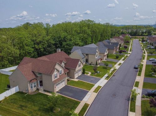 1105 Monarch Ln, Breinigsville PA  18031-9321 exterior