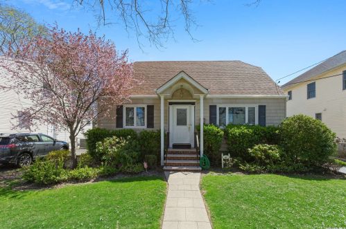 40 Ruxton St, New Hyde Park, NY 11040-1317