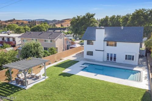 5226 Edgeware Dr, Calabasas CA  91301-2319 exterior