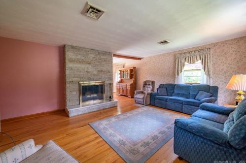 90 Cheryl Dr, Waterbury, CT 06708-3628