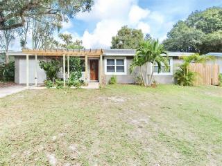 3037 Alta Vista St, Sarasota, FL 34237-8234