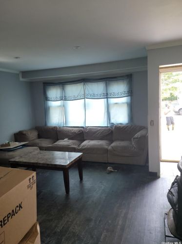 322 Atlantic Ave, Bayshore, NY 11706-5606