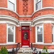 546 51st Ave, Long Island City, NY 11101-5822