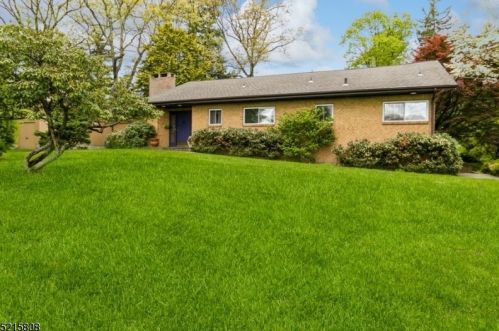 16 Harvey Dr, Bernardsville, NJ 07924-1803
