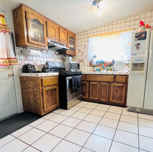 60 Hawkins St, Hollister CA  95023-4902 exterior
