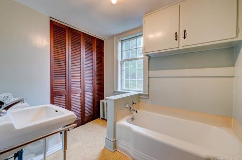 35 Smith St, Middletown CT  06457-1740 exterior