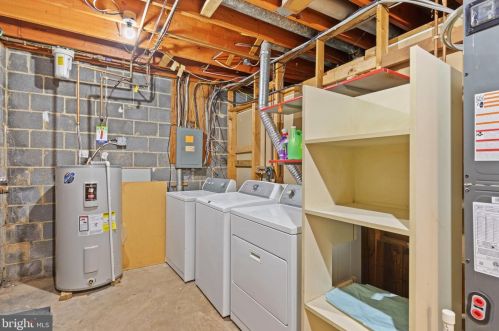 2271 Wheelwright Ct, Herndon VA  20191-2337 exterior