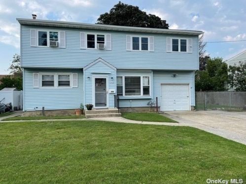 352 36th St, North Lindenhurst, NY 11757-2650