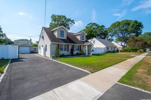 610 Hollywood Ave, Copiague, NY 11726-3117