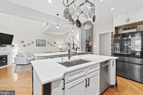 11410 Hollow Timber Ct, Herndon VA  20194-1980 exterior