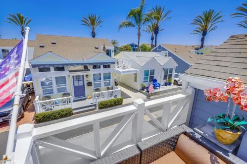 24 Bolivar St, Newport Beach CA  92663-4420 exterior