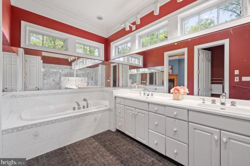 100 Deer Vly Ln, Wilmington DE  19807-1912 exterior