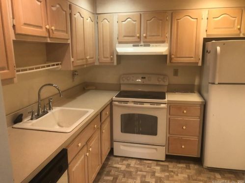 32 Riverview Dr, Bridgeport, CT 06606-5928